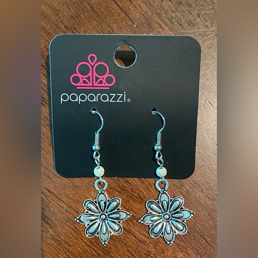 Paparazzi Earrings, flower